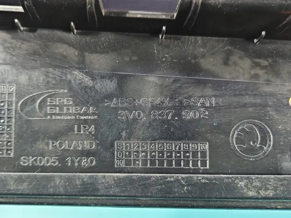 Skoda Superb III Türleiste Vorne Rechts OEM 3V0837902 image 7