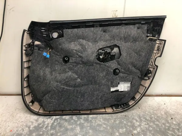Mercedes W205 Vasen Etuoven Sisustus OEM A2055405909 image 8