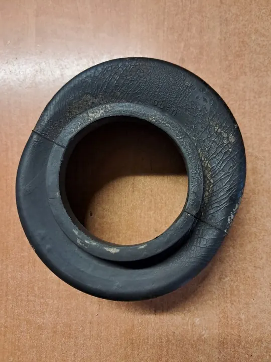 Couvercle en caoutchouc d'essieu arrière Mercedes W110 OEM image 2