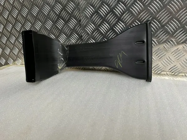 Tesla Model S 2017 Matkustamon ilmakanava OEM 100828100F image 6
