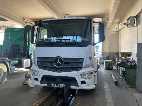 Cabine Mercedes Actros MP4 - Complète ou Pièces image 2