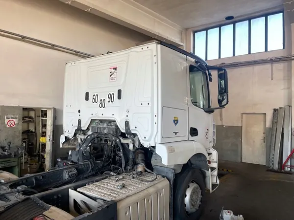 Cabine Mercedes Actros MP4 - Complète ou Pièces image 4