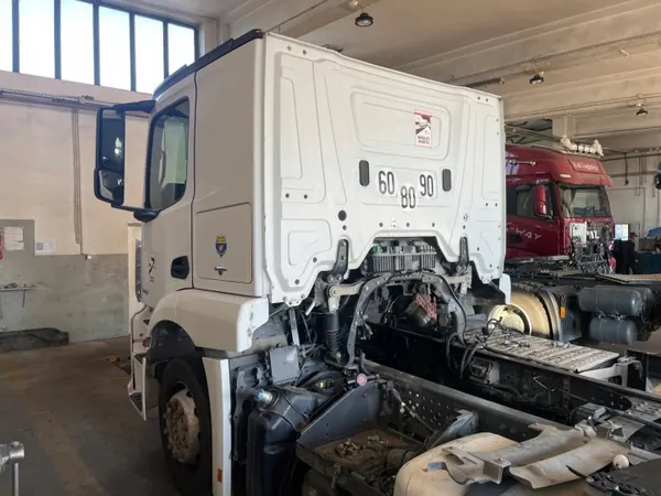 Cabine Mercedes Actros MP4 - Complète ou Pièces image 5