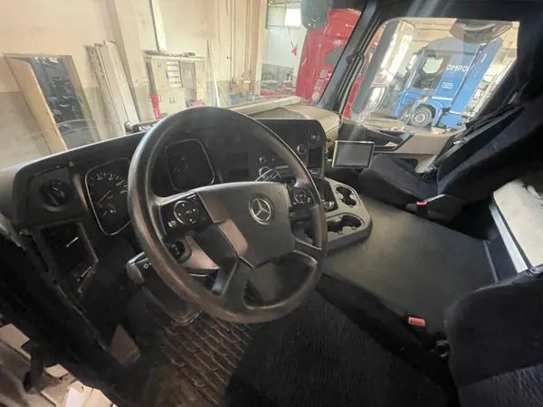 Cabine Mercedes Actros MP4 - Complète ou Pièces image 7