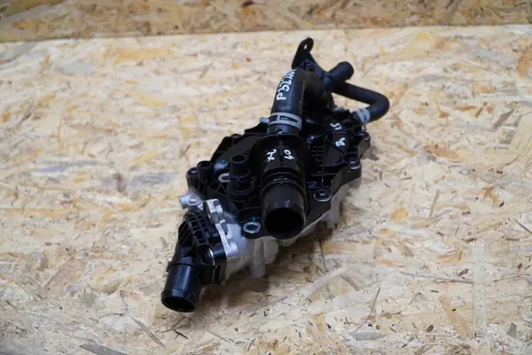 Vattenpump Termostat Hölje Volvo XC40 1.5 TB OEM 32208947 image 4
