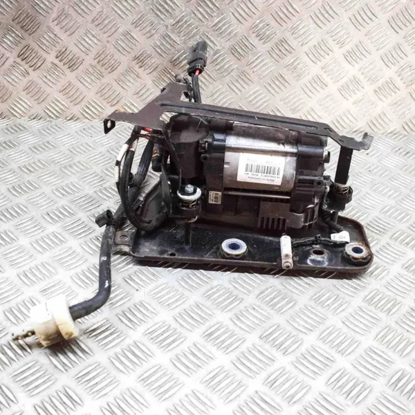 Volvo XC60 II Luftfjädringskompressor OEM 15150000713 image 2
