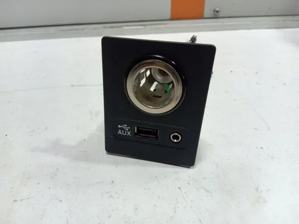 Prise USB Skoda Superb III OEM 5Q0035726E image 2
