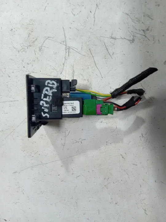 Prise USB Skoda Superb III OEM 5Q0035726E image 3