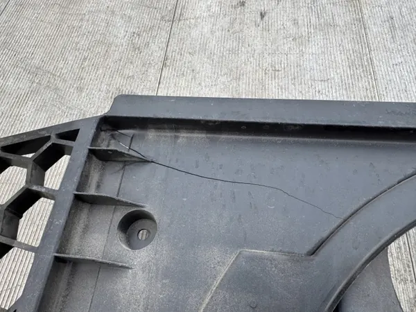 Skoda Tuulettimen kansi OEM 6R0121207Q Fabia Rapid Roomster image 3