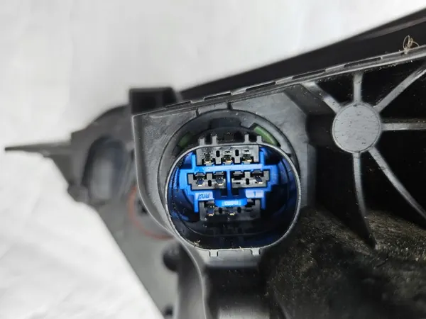 KIA STONIC LENTE DERECHA 8 PIN 92102-H8 image 5