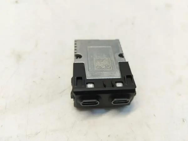Enchufe USB BMW OEM 5A84179 para Serie 5 G60 image 2