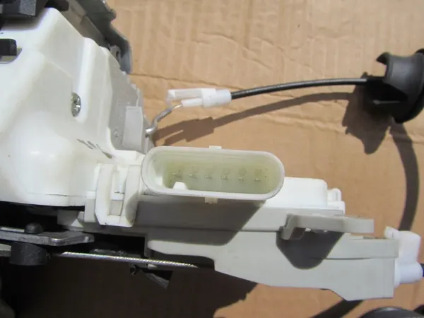 Takaoikea Oven Lukko Audi A3 A4 A5 Q3 Q5 8K0839016F image 3