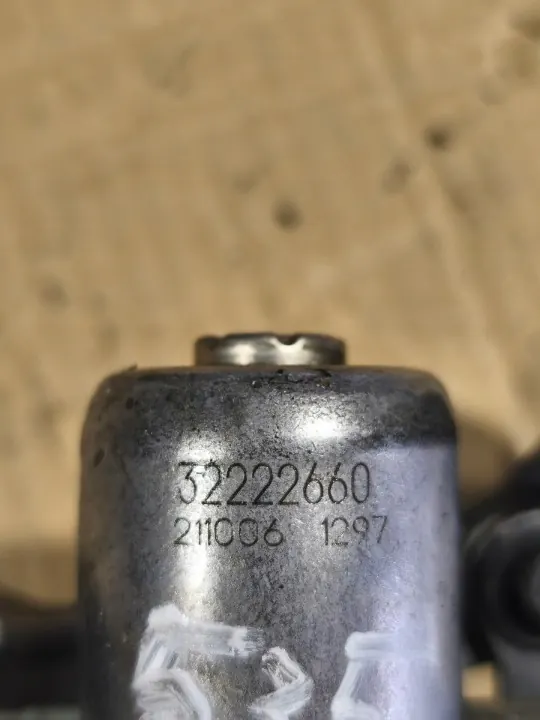 Volvo Zusatzwasserpumpe & Halterung 32222659 image 10