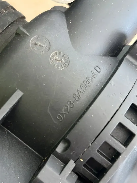 Jaguar XF X250 laajennussäiliö OEM 4R83-8A080-AD image 3