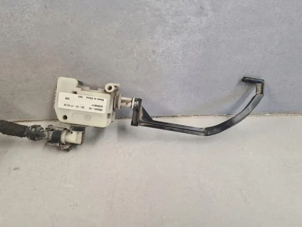 Brandstofklepactuator OEM 42353811 voor Astra IV J Sedan image 3