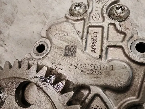 Bomba de Aceite Mercedes OEM A9361801201 OM936 - Usado image 3