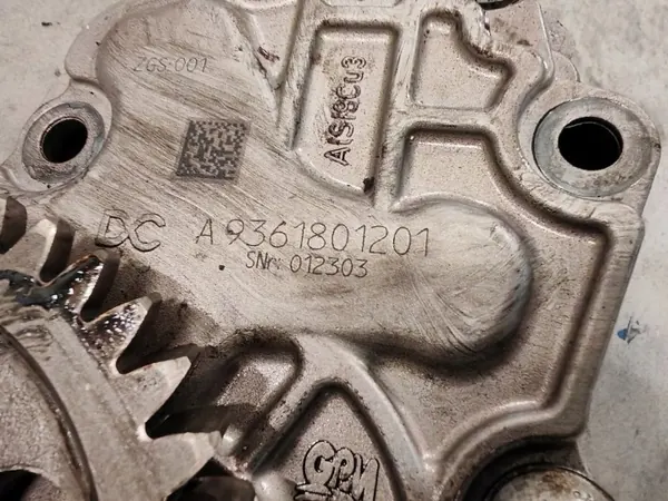 Bomba de Aceite Mercedes OEM A9361801201 OM936 - Usado image 4