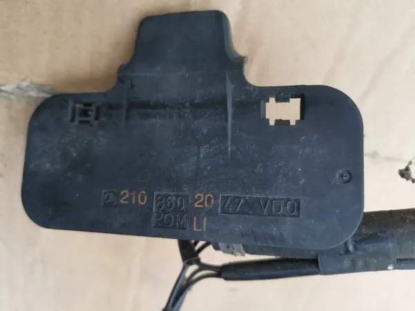 Mercedes W210 spolarledning med munstycke - Begagnad image 3