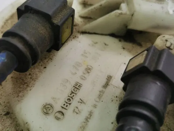 Bomba de combustível Mercedes-Benz OEM 0580303022 - Usada image 5