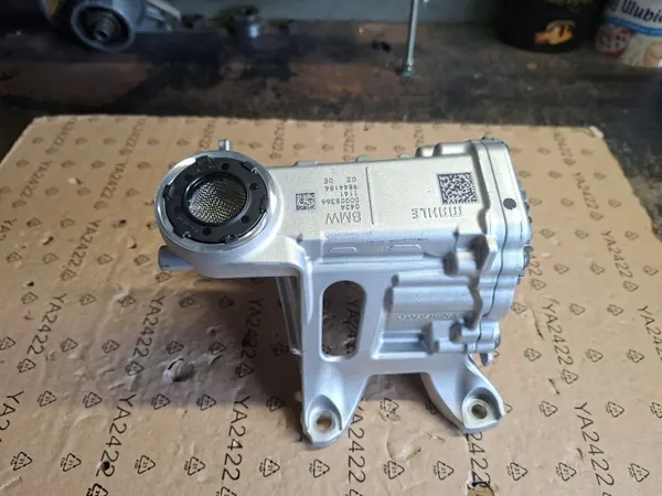 Pompe à huile moteur BMW d'occasion OEM 11419844184 image 6