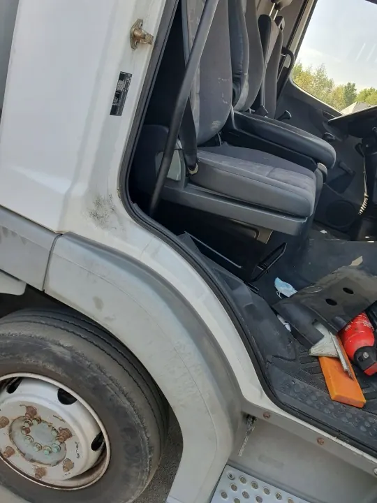 Cabina Mercedes Atego usado OEM atego - 38 chars image 5