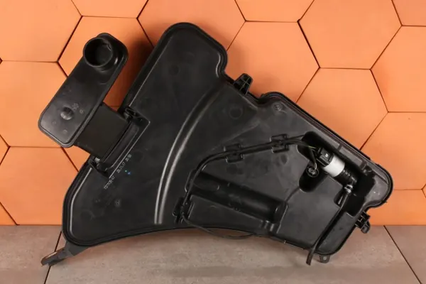 Réservoir lave-glace BMW G32 GT OEM 7377035 avec pompe image 3