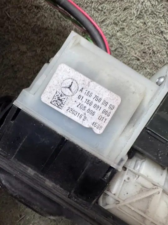 Mercedes-Benz GLC X253 Heckklappengriff OEM A1667500993 image 3