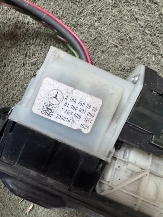 Mercedes-Benz GLC X253 Heckklappengriff OEM A1667500993 image 5