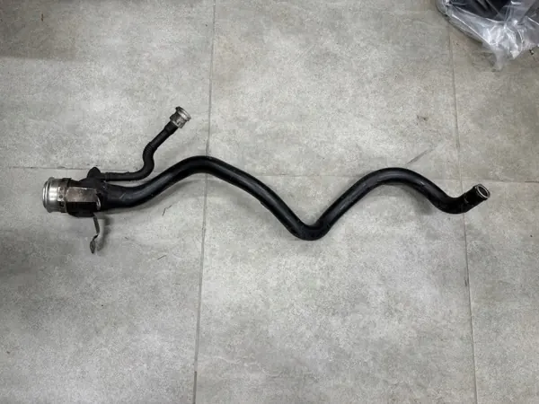 BMW Bränsleinsläppsrör OEM R2848596905 - Begagnad image 2