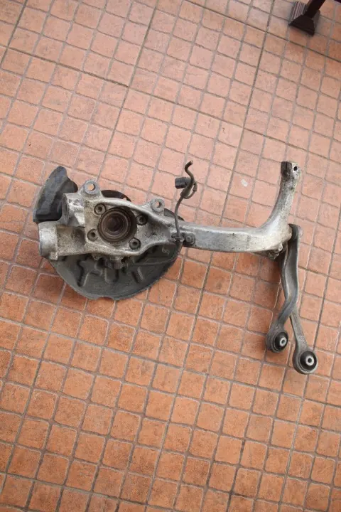 Audi A4 B6 2.5 TDI vasen etunivel OEM 8E0407241B image 4