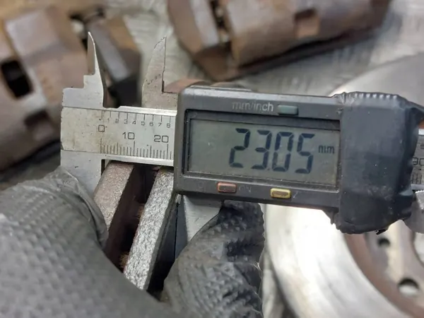 Bremsensatz Vorne OEM TARCZE HAMULCOWE PRZÓD + KLOCKI + ZACISKI image 4