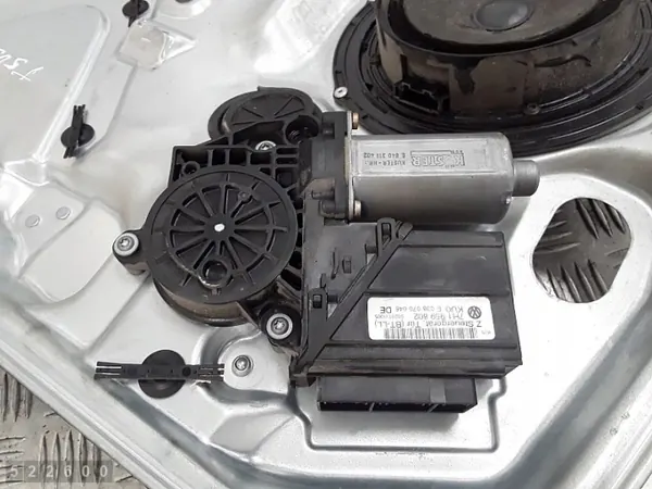 VW Transporter T5 ikkunan säädin OEM 7h0837730b image 5