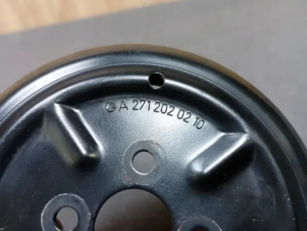 Polea Bomba Agua Mercedes OEM A2712020210 Usado image 3