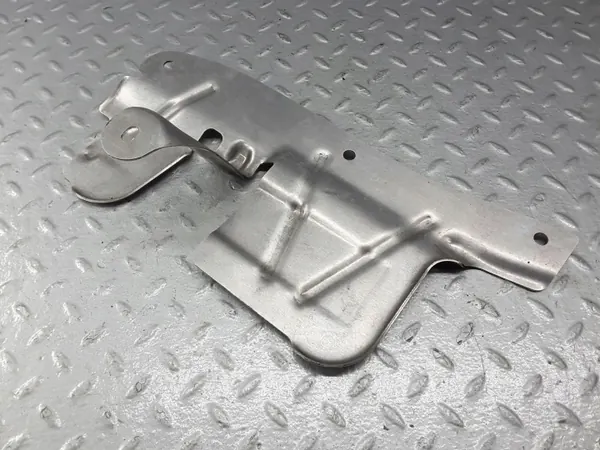 Escudo térmico subchassis OEM 9492677 BMW X5 G05 image 6