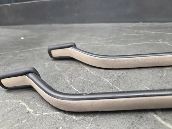 Mercedes W123 katonkahva OEM raczka podsufitki w123 image 3