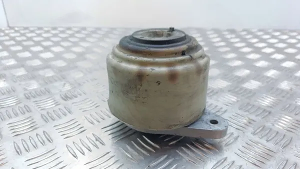 Mercedes-Benz S W221 2008 Engine Mounting Bracket image 2