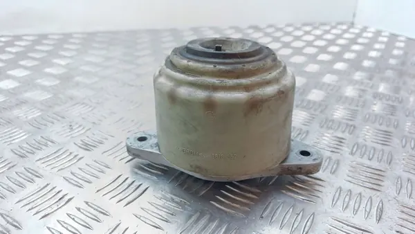 Mercedes-Benz S W221 2008 Engine Mounting Bracket image 3