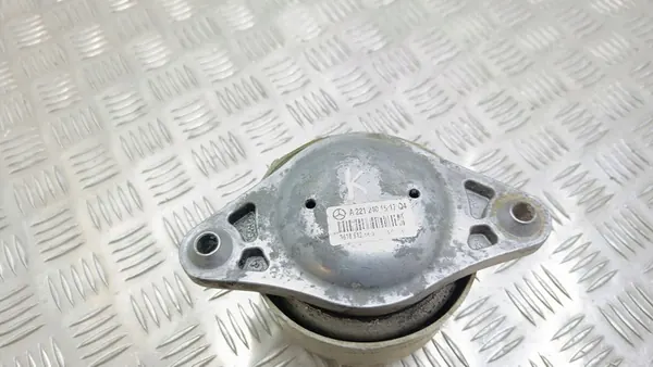 Mercedes-Benz S W221 2008 Engine Mounting Bracket image 5