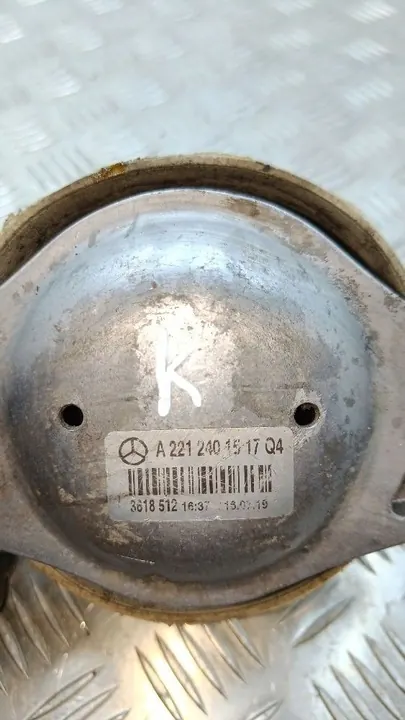 Mercedes-Benz S W221 2008 Engine Mounting Bracket image 6