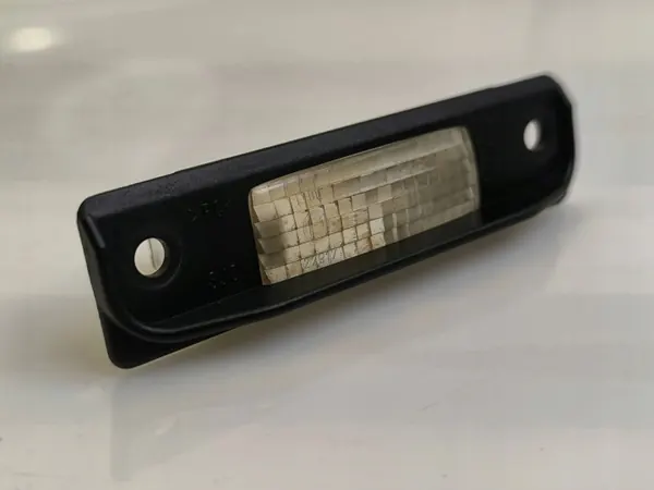 Luz de matrícula Audi OE 4D0943021 - Usado image 2
