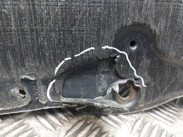 Nedre Motorplåt Passat B6 3C0825237B image 2