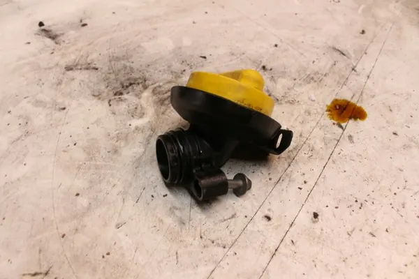 Bouchon de remplissage d'huile A2820181800 Renault Kadjar image 3