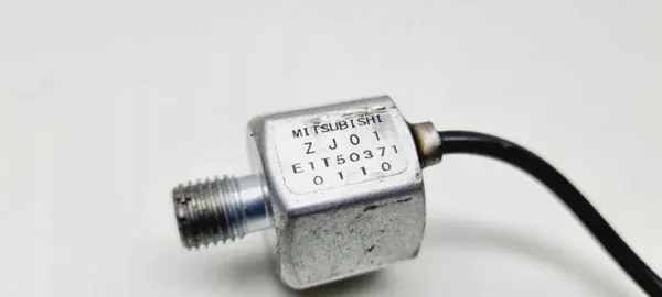 Mazda koputusanturi OEM E1T50371 Mazda 2 1.3 16V:lle image 4