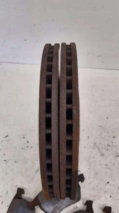 Discos e pastilhas dianteiros Audi TT usados OEM image 3