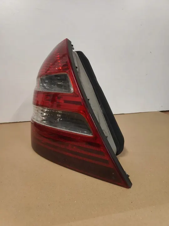 Linker Achterlicht Mercedes W211 Sedan A2118200364 image 3