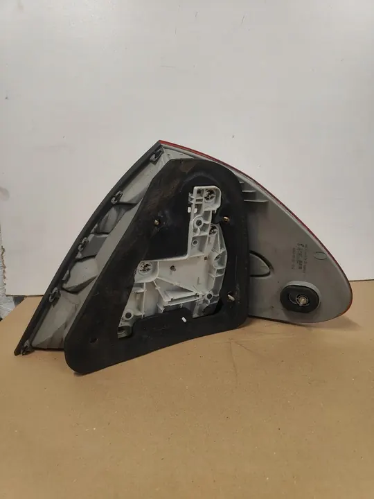 Linker Achterlicht Mercedes W211 Sedan A2118200364 image 4