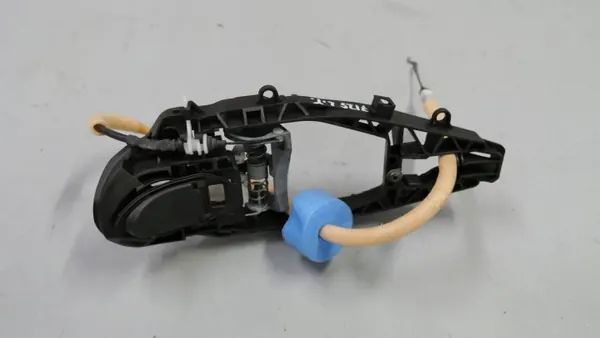 BMW 7401205 dörrhandtagsfäste vänster bak använt image 2