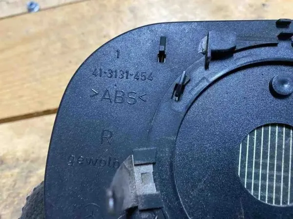 Mercedes-Benz E W210 2000 Einlagen OEM 413131454 image 5