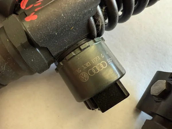 Injecteur VW SEAT SKODA DODGE 2.0 TDI 03G130073G image 4