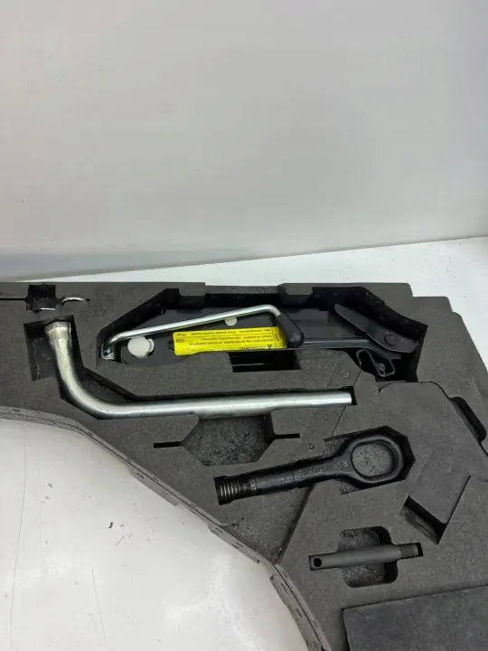 OEM 8P0864501D Tavaratilan lattia Audi S3 8V SB image 4